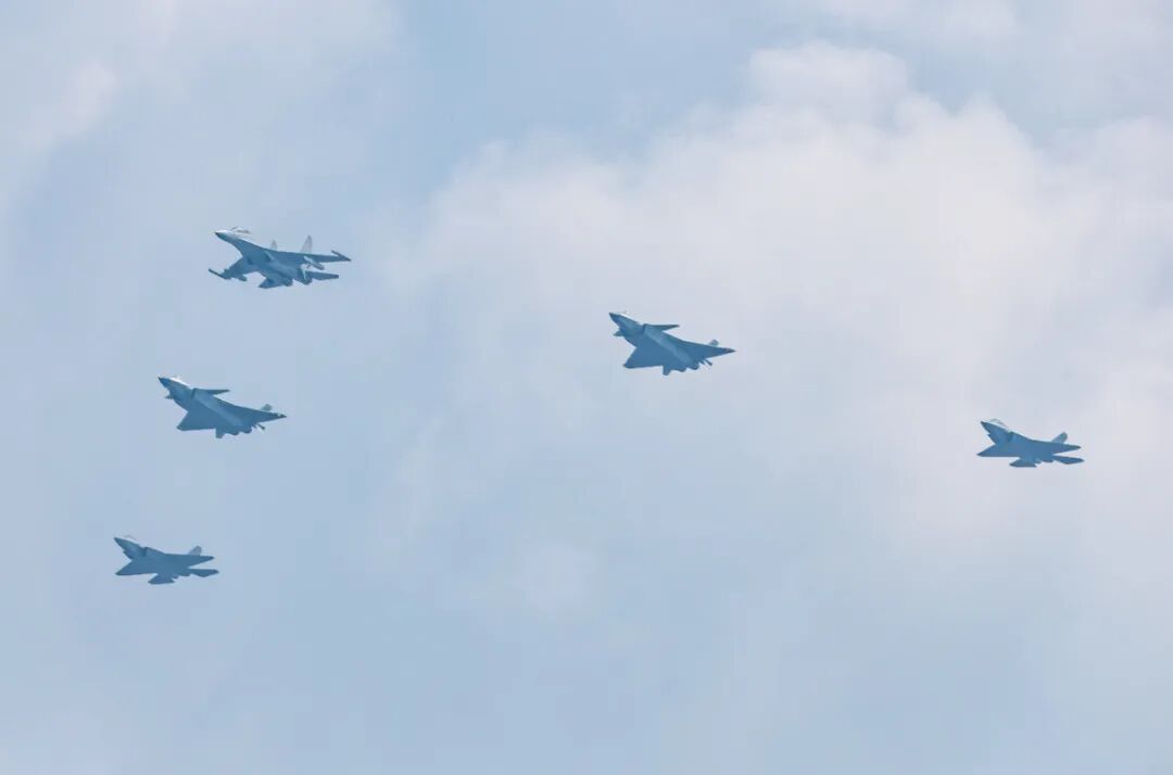 阅兵式上29型125架军机空中受阅，，航空应抢救援装备系统化生长和市场化应用新效果将在11月集中展示 新闻资讯 第13张